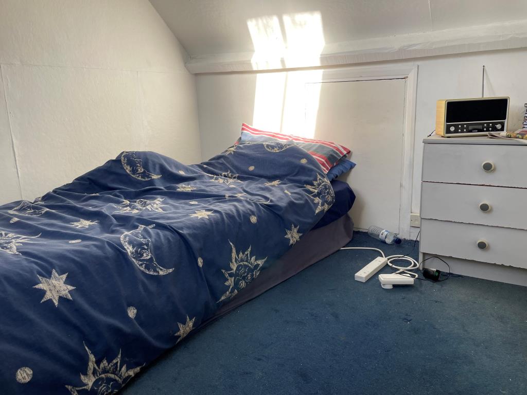 Lot: 119 - CHARACTER COTTAGE IN NEED OF IMPROVEMENT - Attic study and occasional bedroom